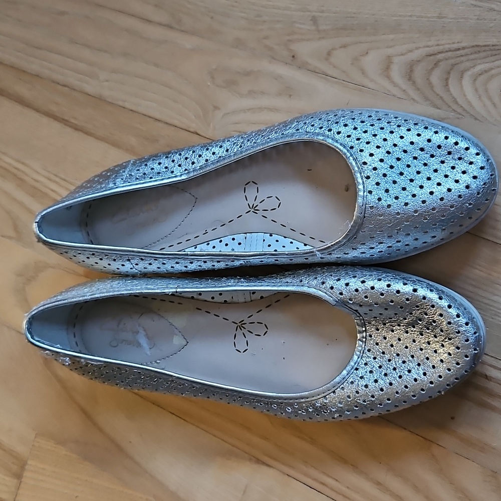 Clarks Women's Silver Ballet Flats 7.5